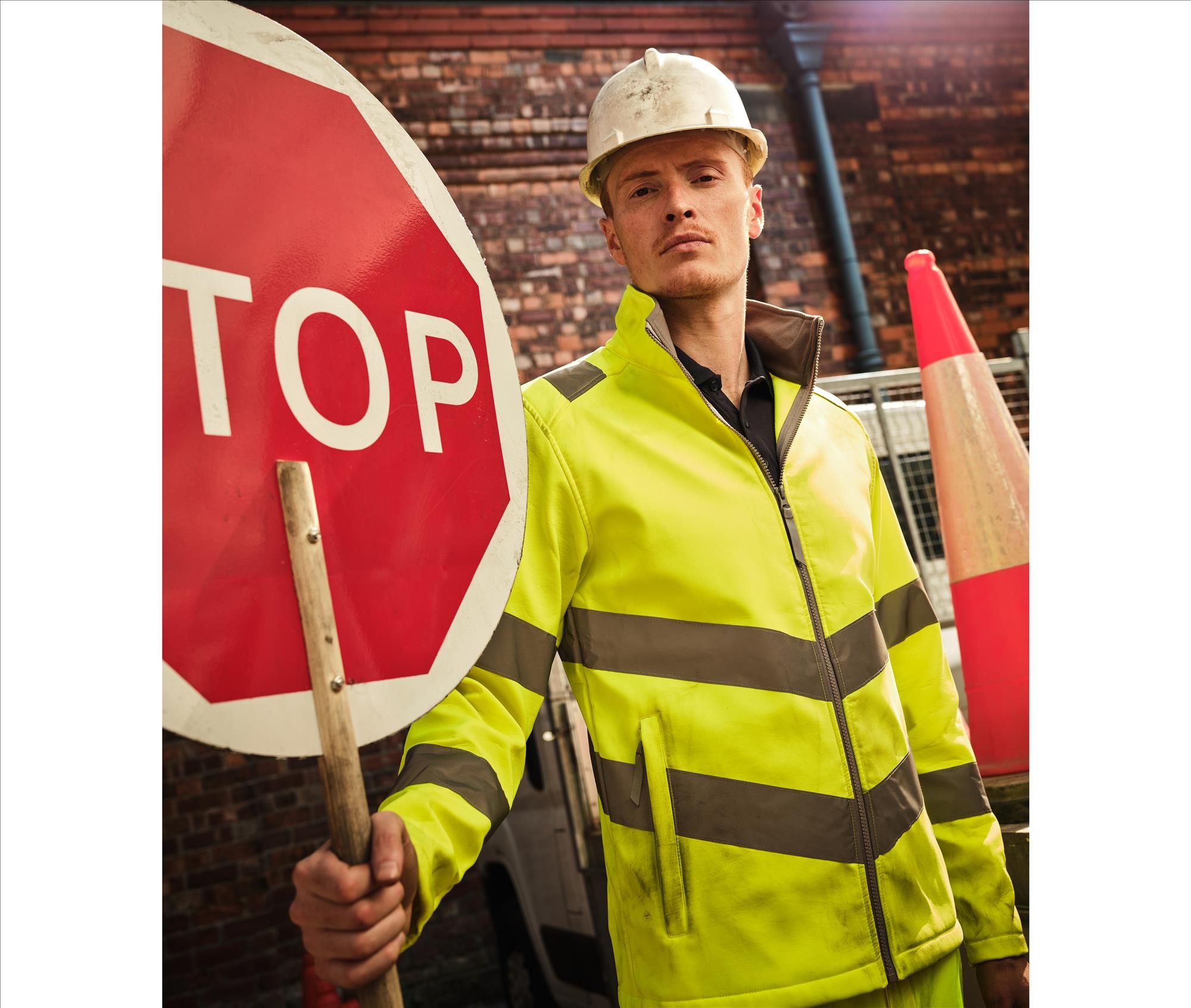 REGATTA HI-VIS PRO CONTRACT ABLAZE 2 LAYER SOFTSHELL JACKET (CLASS 3) bedrukken met eigen logo